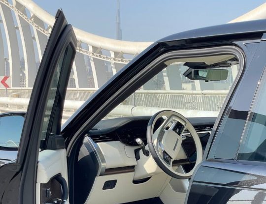 Mieten Sie einen Range Rover Vogue bei Sky Luxse Car Rental Dubai