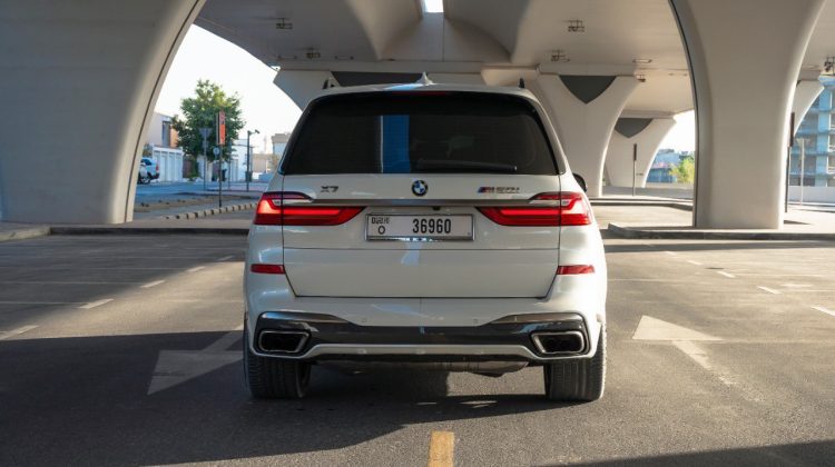 Weißes BMW X7 M50i Exterieur