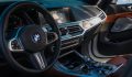 Белый BMW X7 M50i в салоне прокатного автомобиля