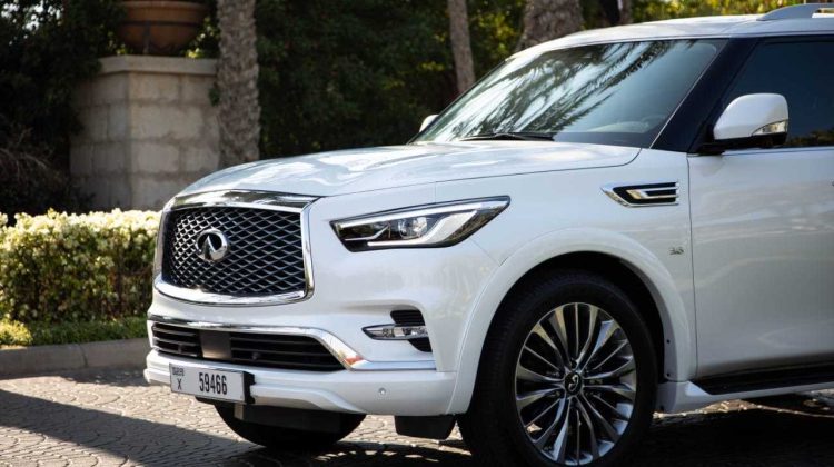 白色英菲尼迪 QX 80 租赁汽车