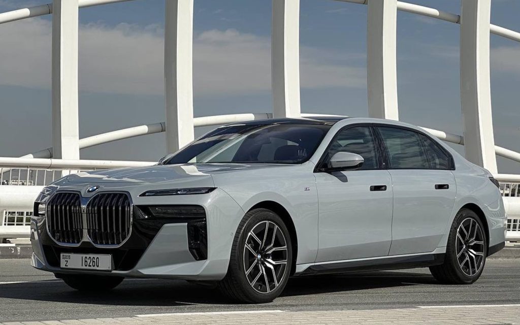 在迪拜租用 BMW 7 系