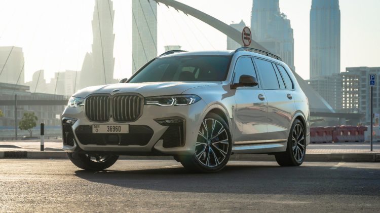 Weißer BMW X7 M50i