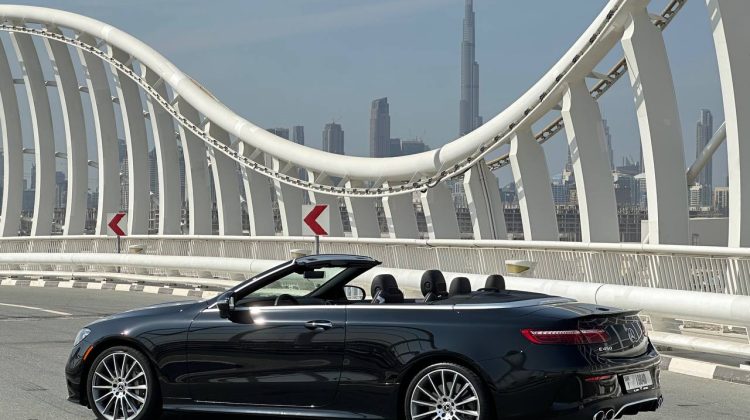 Mieten Sie ein Mercedes E450 Cabrio in Dibai, Vereinigte Arabische Emirate