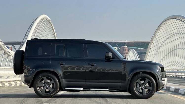 Mieten Sie einen Land Rover Defender in Dubai